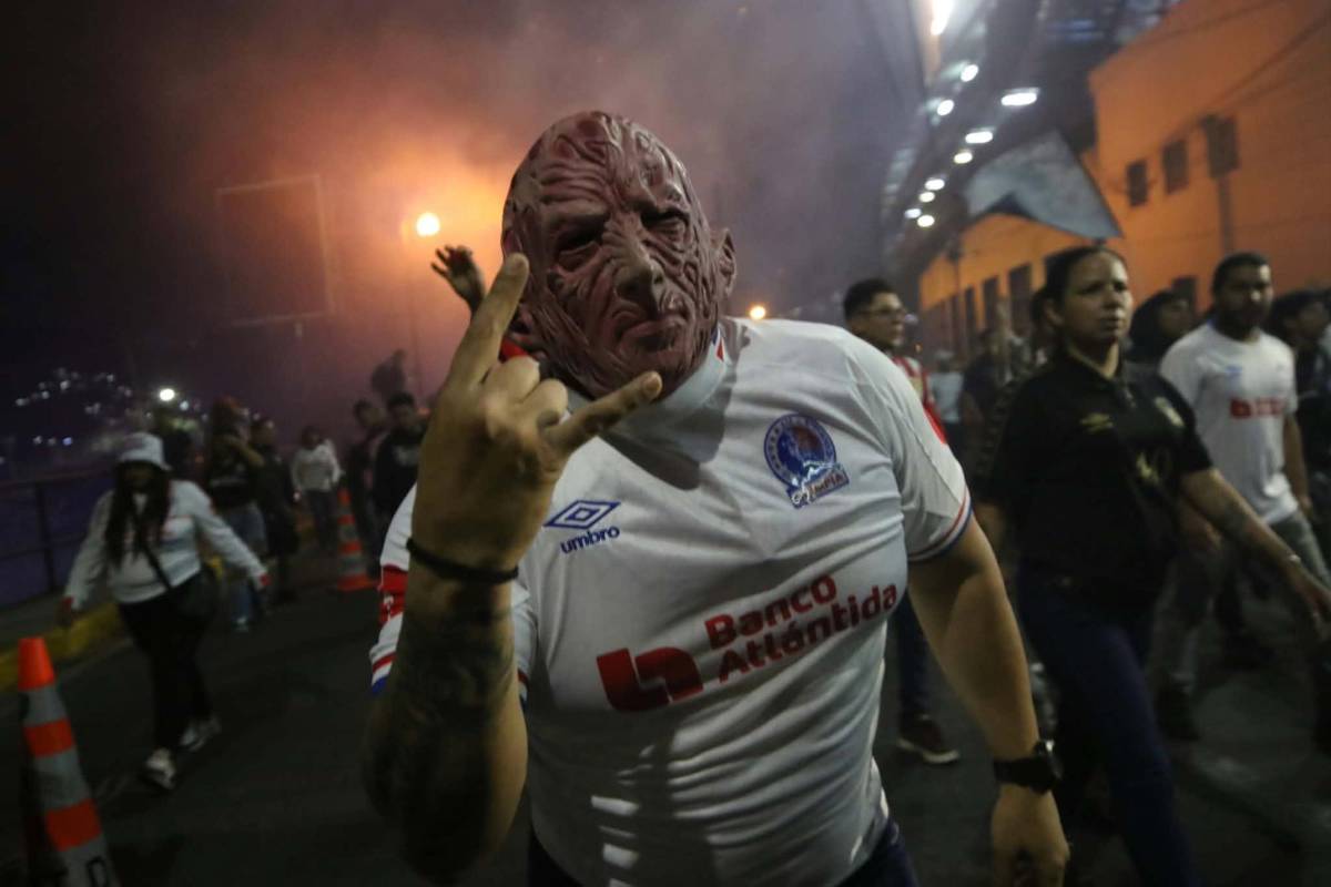 Enmascarado sorprende y lo que hizo linda chica: Llegada de la Ultra al Olimpia vs Cartaginés