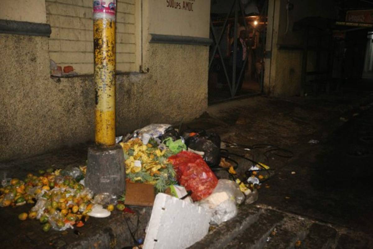 Centro histórico inundado de desperdicios