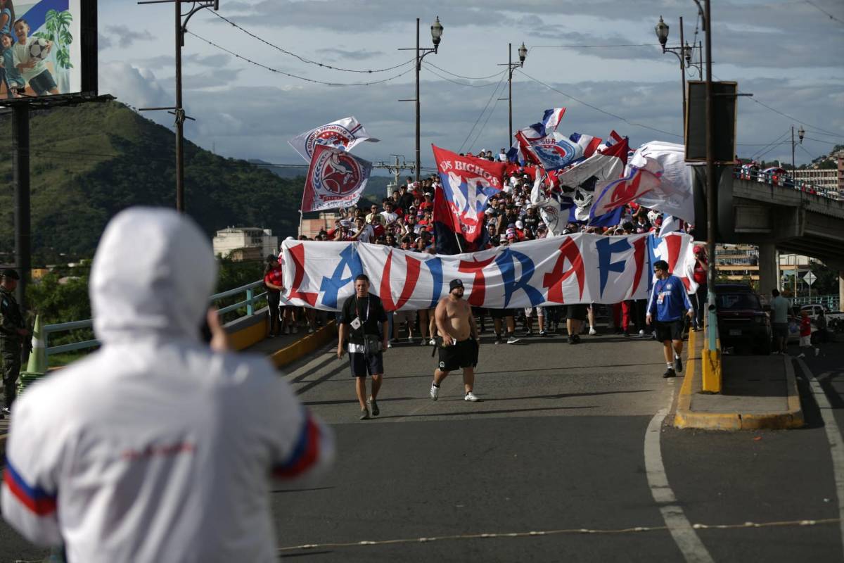 La Ultra Fiel prendió el clásico: bengalas, cánticos y pasión en el Chelato Uclés
