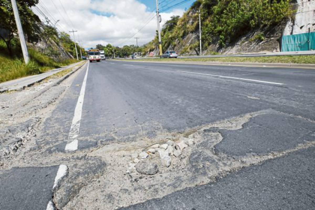 Enormes baches tapizan bulevar Fuerzas Armadas