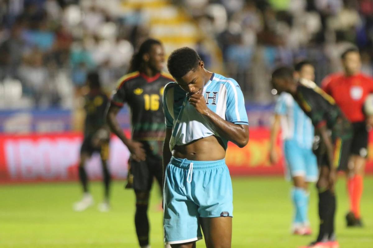 Linda esposa de futbolista captada, héroe de Honduras y charla secreta ante Jamaica en Concacaf