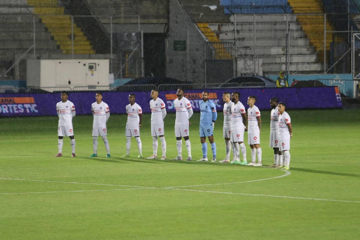 Polémica en Olimpia vs Marathón, jugadores fueron encarados por barras y lindas chicas