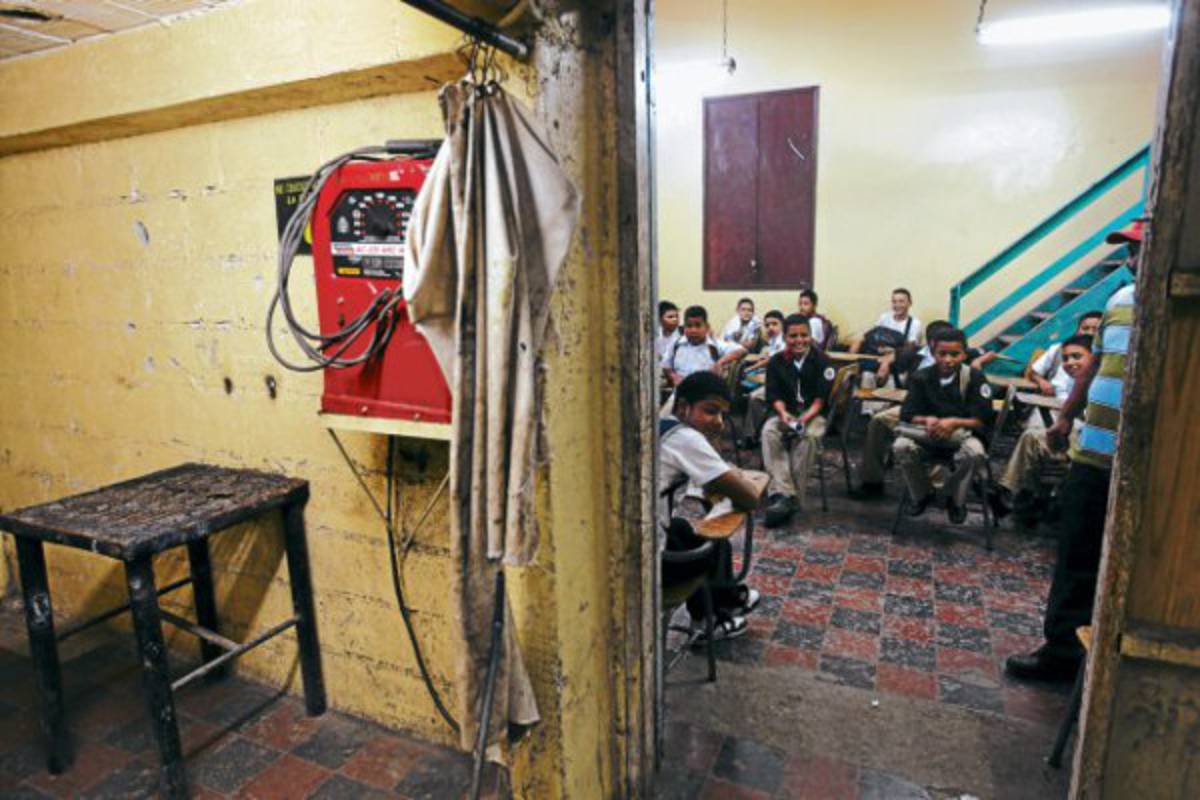 Calamidad se apodera de tres centros educativos