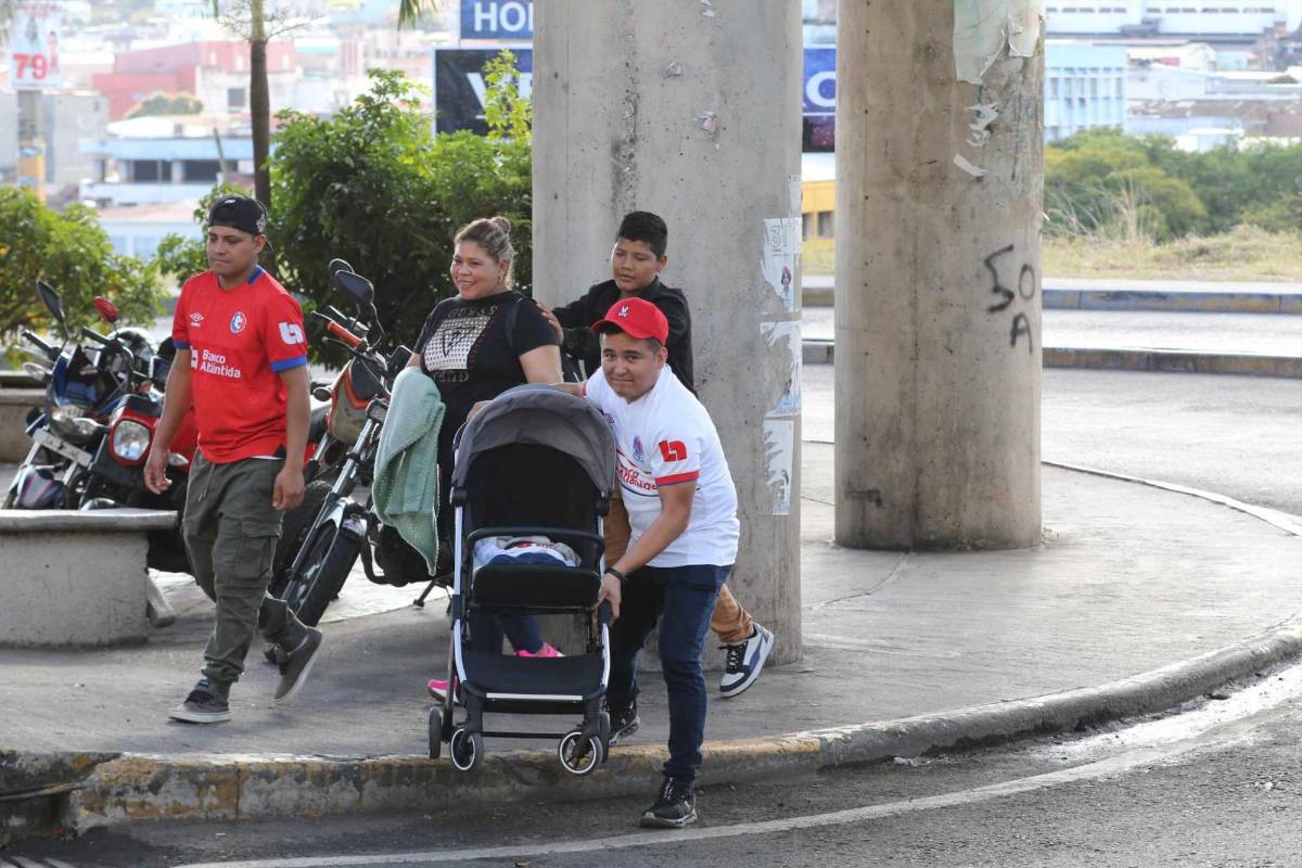 Hincha capturado, ambientazo previo al Olimpia vs Real España y; ¿quién es la linda pelinegra?