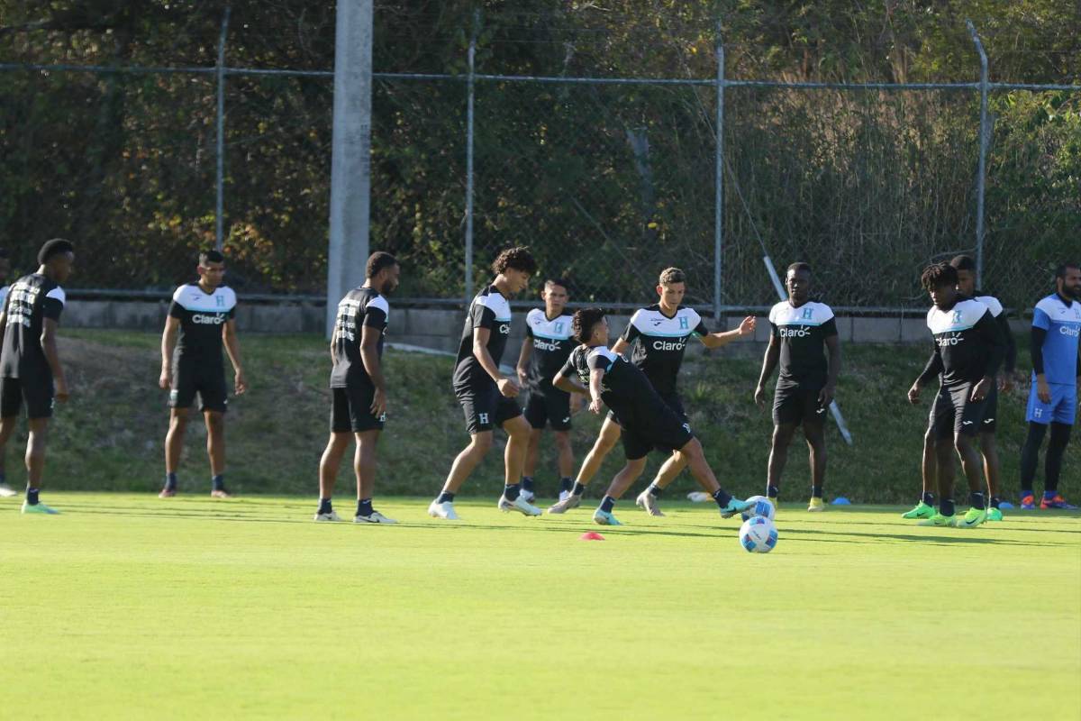 Caras nuevas, visita sorpresa y gran ambiente en primer entreno de la Selección de Honduras