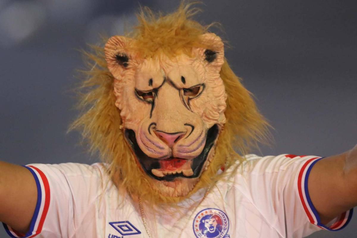 Enmascarado sorprende y lo que hizo linda chica: Llegada de la Ultra al Olimpia vs Cartaginés