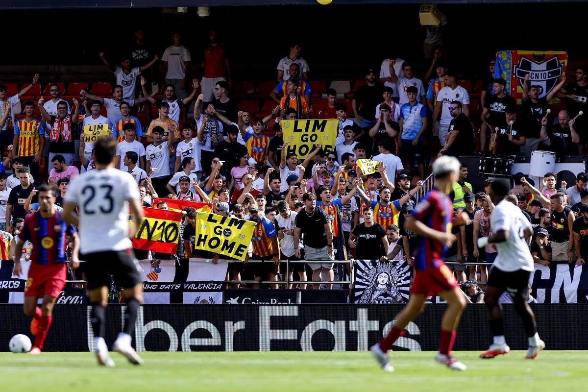 Duro revés de aficionados al Valencia tras goleada por Barcelona; salieron escoltados