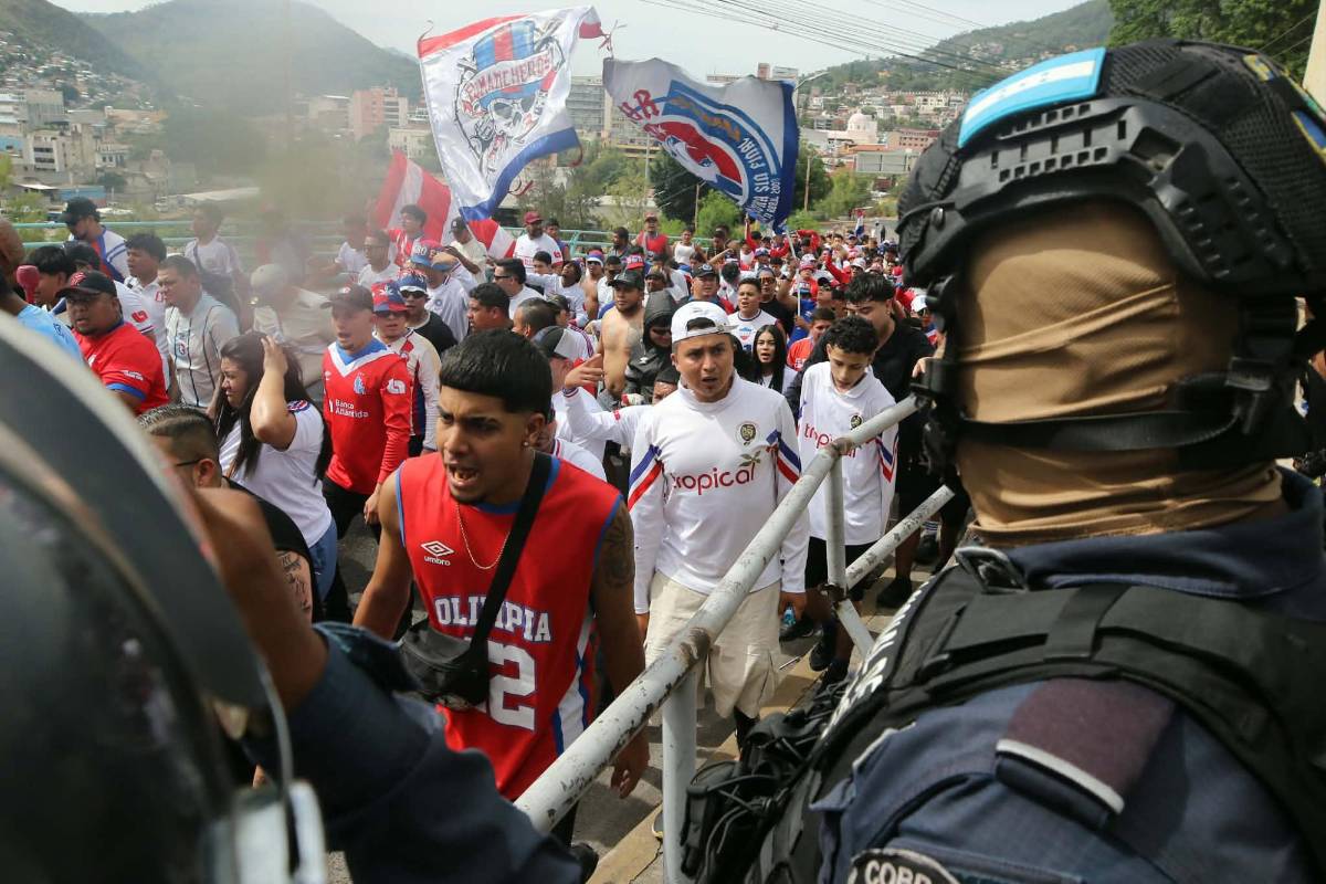 Olimpia vs Motagua: Ambiente, lindas periodistas deslumbran y barra se enfrenta a la Policía Nacional