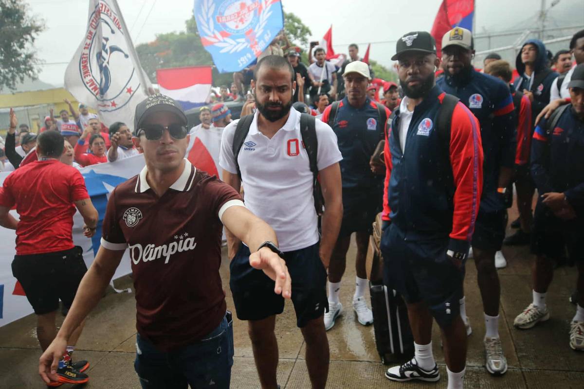 Polémica en Olimpia vs Marathón, jugadores fueron encarados por barras y lindas chicas