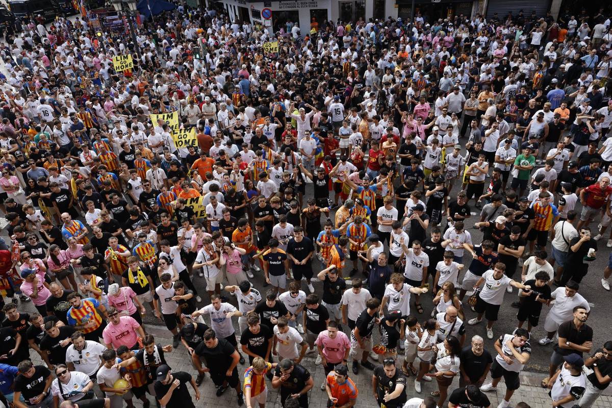 Duro revés de aficionados al Valencia tras goleada por Barcelona; salieron escoltados