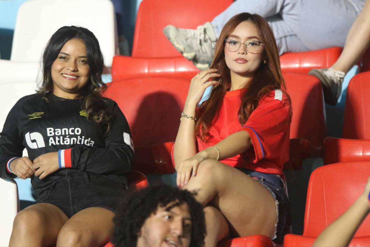 Periodista y pelirroja cautivaron: Las lindas chicas que llegaron al clásico Olimpia vs Motagua