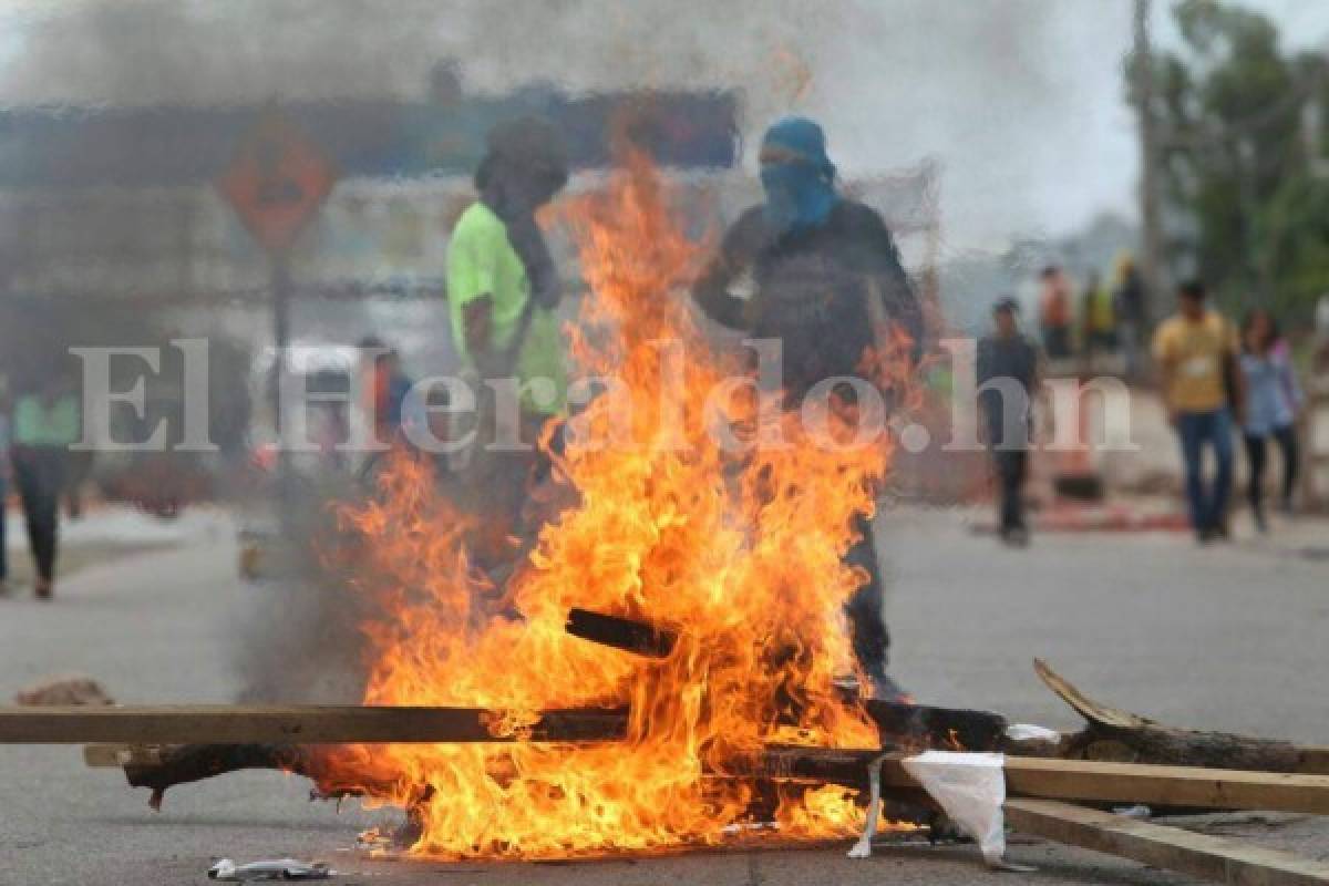 Se calientan los ánimos entre policías y estudiantes en protesta de la UNAH