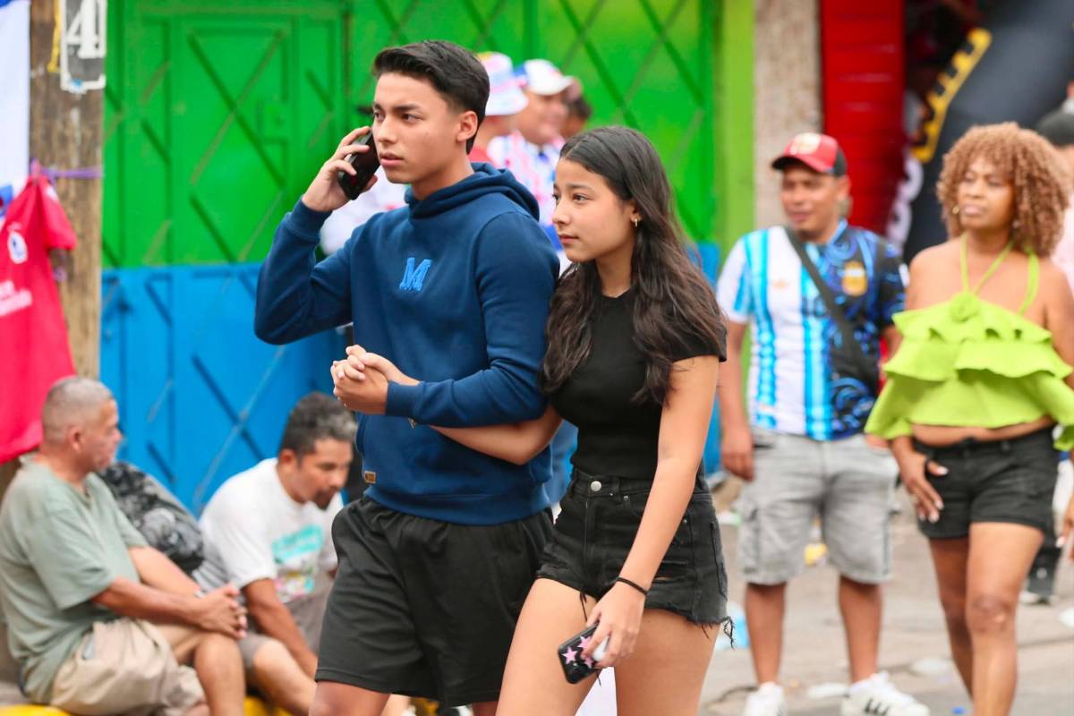 Olimpia vs Motagua: Ambiente, lindas periodistas deslumbran y barra se enfrenta a la Policía Nacional