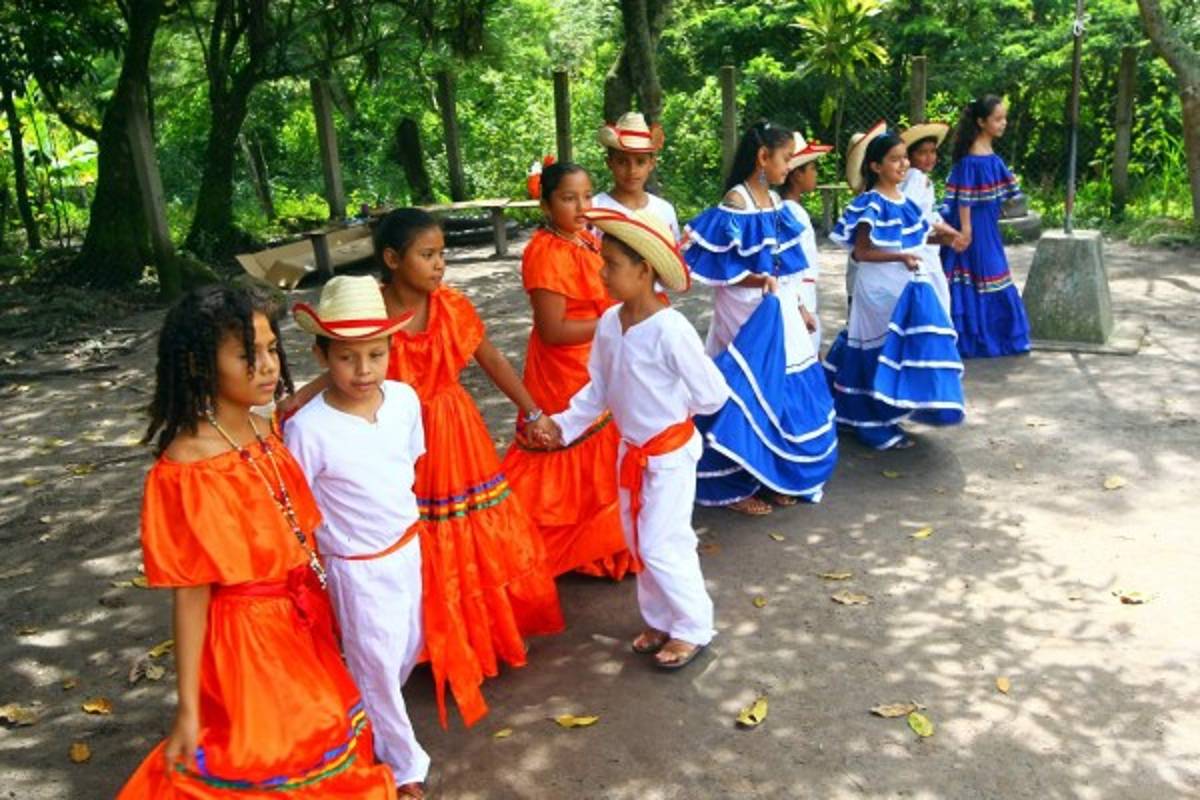 Llevamos pupitres a dos escuelas de la periferia del Distrito Central