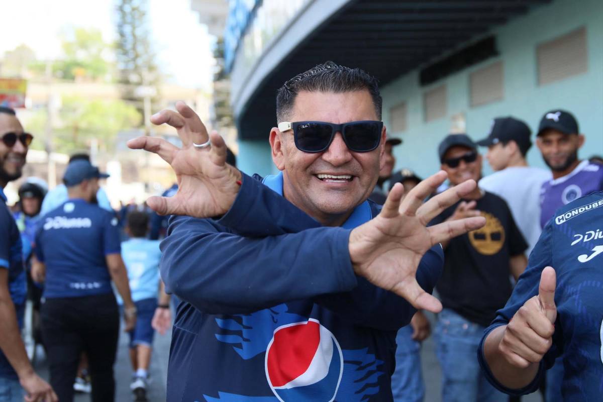No se vio: Presentadores son captados con camisa de equipo y aficionada es llevada de emergencia