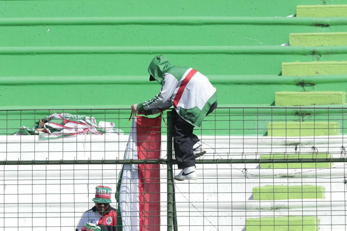 Leyenda sorprende, hermandad entre aficionados y la bella rubia en el clásico Marathón-Real España