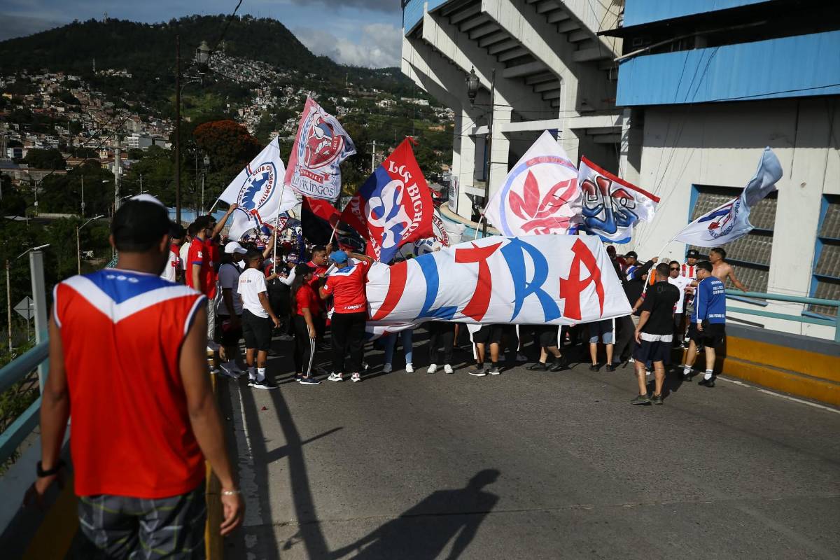 La Ultra Fiel prendió el clásico: bengalas, cánticos y pasión en el Chelato Uclés