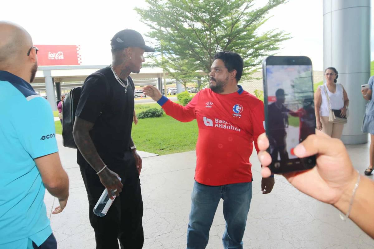 Quioto recibe propuesta y linda chica cautivó en llegada de legionarios a Honduras