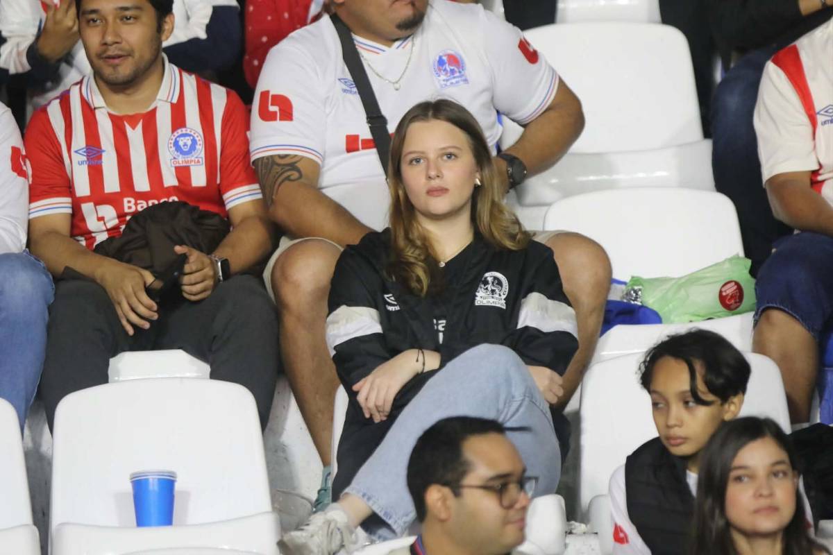 Llenazo en el Nacional y bellas chicas cautivan en semifinal de Olimpia ante Cartaginés