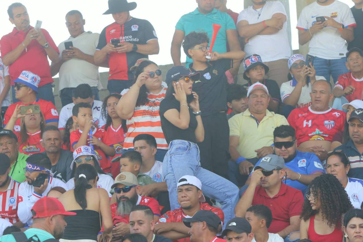 Belleza, pelea de gallos, locura por Olimpia a Danlí y curiosa llegada del Estrella Roja