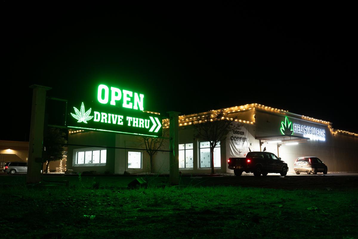 $!Texanos de El Paso, Texas, van a Sunland Park, Nuevo México, por sus dispensarios de cannabis.