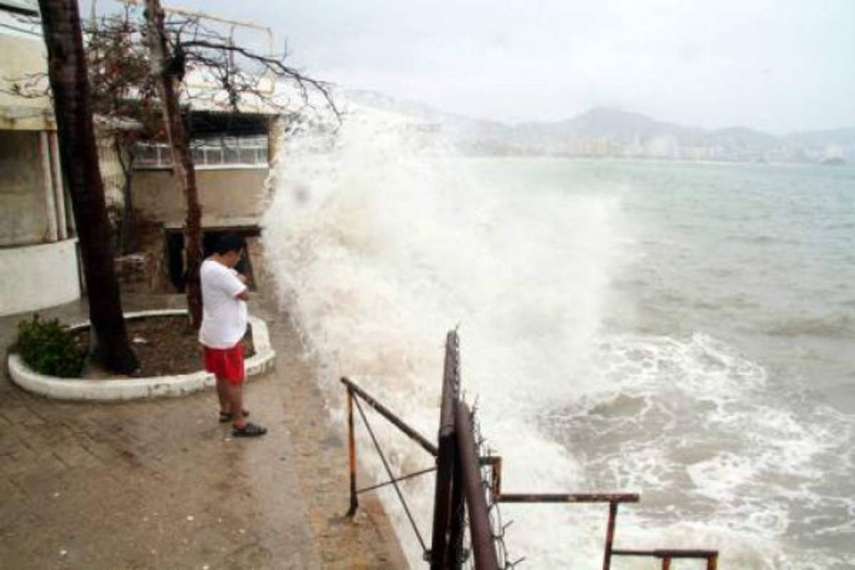Huracán Carlos se debilita a tormenta tropical sobre el Pacífico mexicano