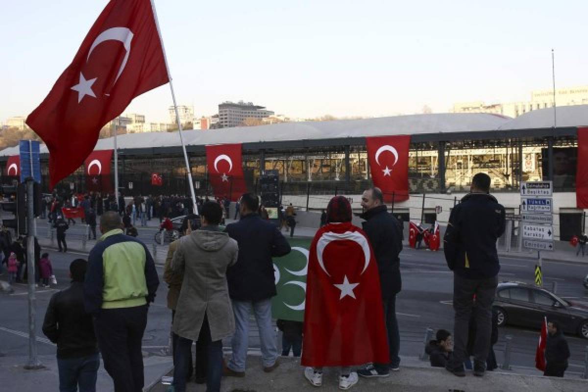 Luto en Turquía tras ataques cerca de estadio de Besiktas