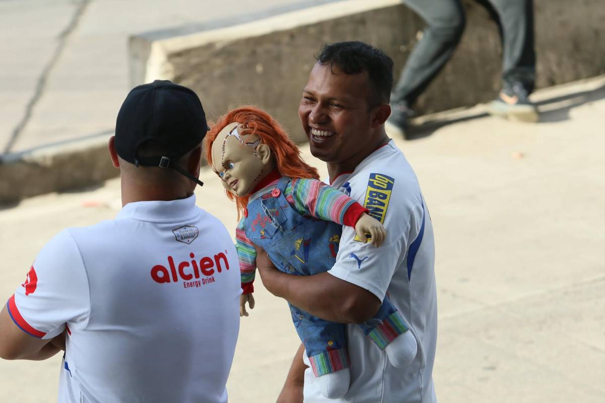Lindas chicas, Chucky merengue y gran gesto de jugadores: Ambiente en el Olimpia vs Real España