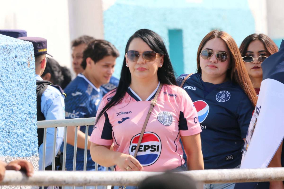 Bella policía sorprende, periodista es captada besándose y las lindas chicas en el Nacional