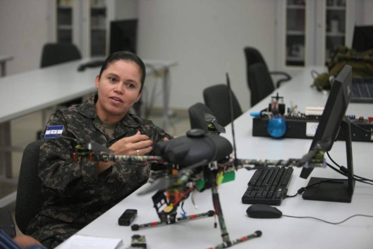Mujeres mecatrónicas trabajan en automatizar las Fuerzas Armadas