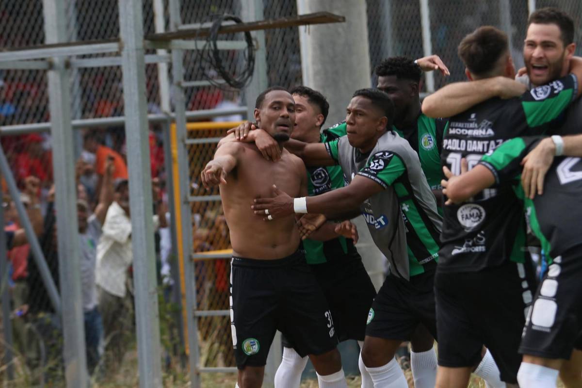 Beso romántico y lágrimas de emoción: Juticalpa celebró la permanencia en Liga Nacional