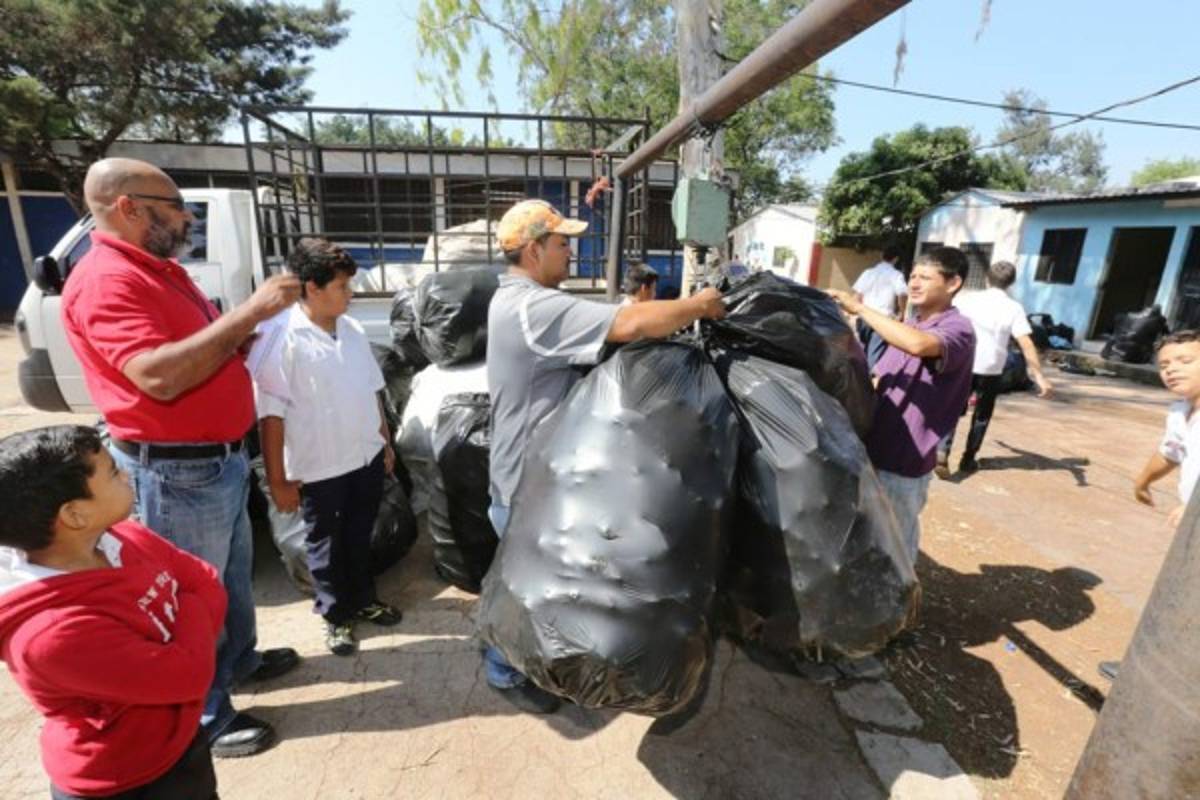 Con venta de latas y botellas Escuela John F. Kennedy transforma su entorno