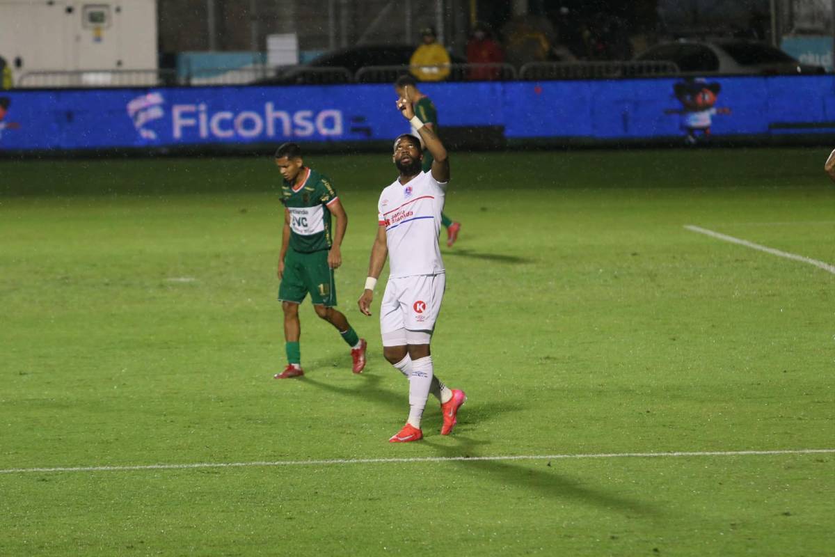 Polémica en Olimpia vs Marathón, jugadores fueron encarados por barras y lindas chicas