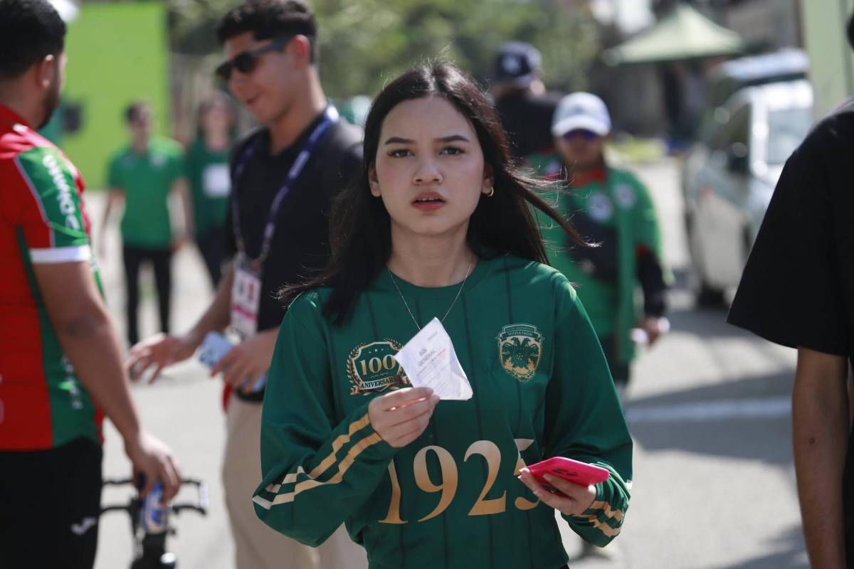Leyenda sorprende, hermandad entre aficionados y la bella rubia en el clásico Marathón-Real España
