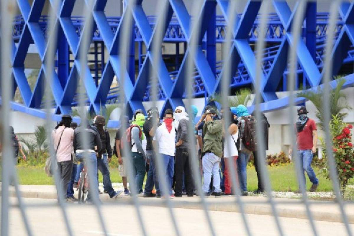 Autoridades entregan la UNAH a estudiantes que realizan toma