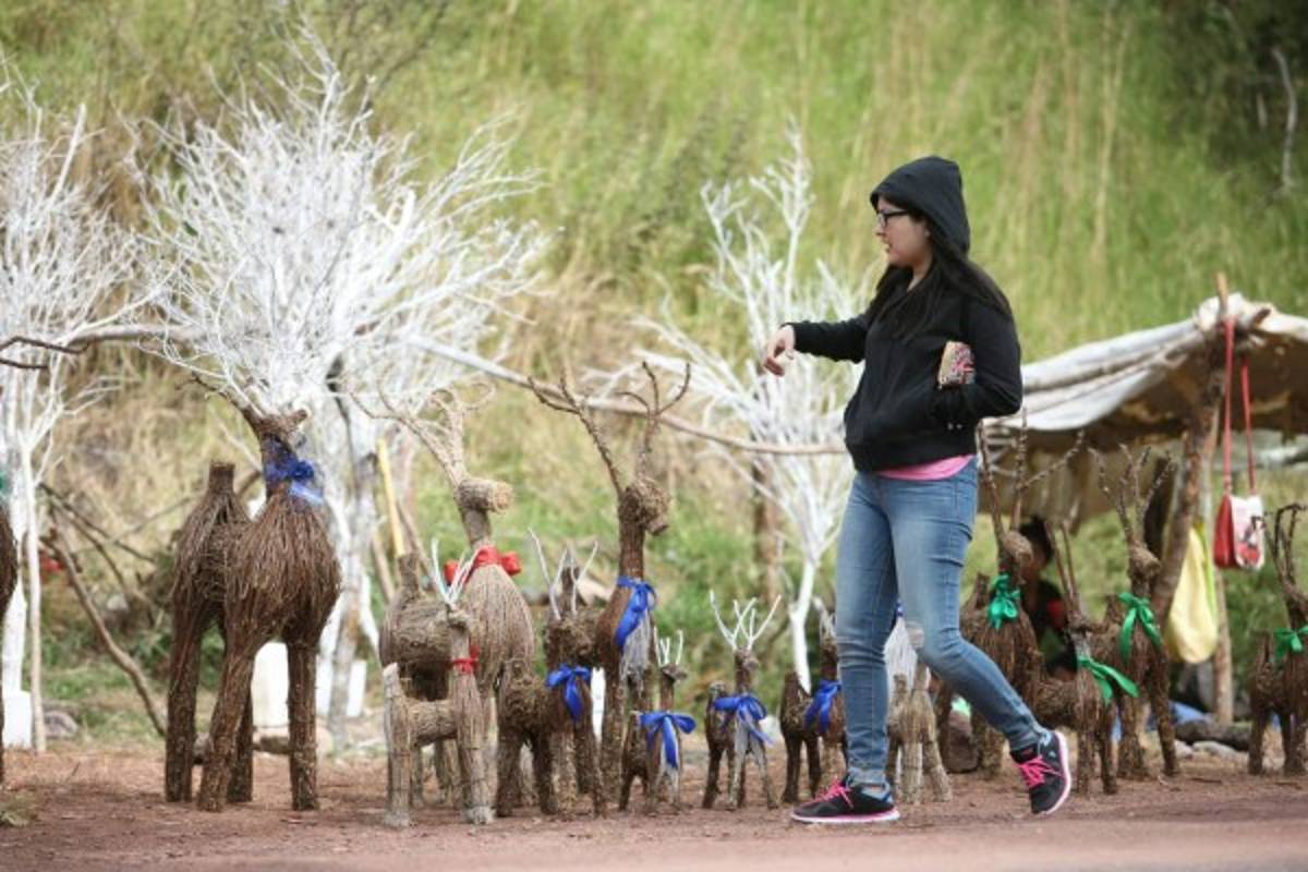 Auge comercial de adornos navideños en las salidas de Tegucigalpa