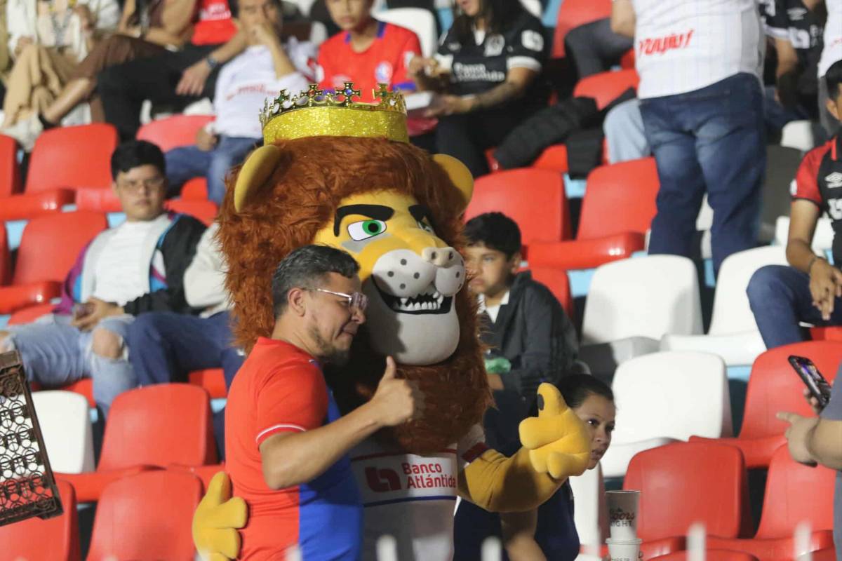 Afición del Xelajú sorprenden en el Nacional, llegada de la Ultra Fiel y la belleza del Olimpia