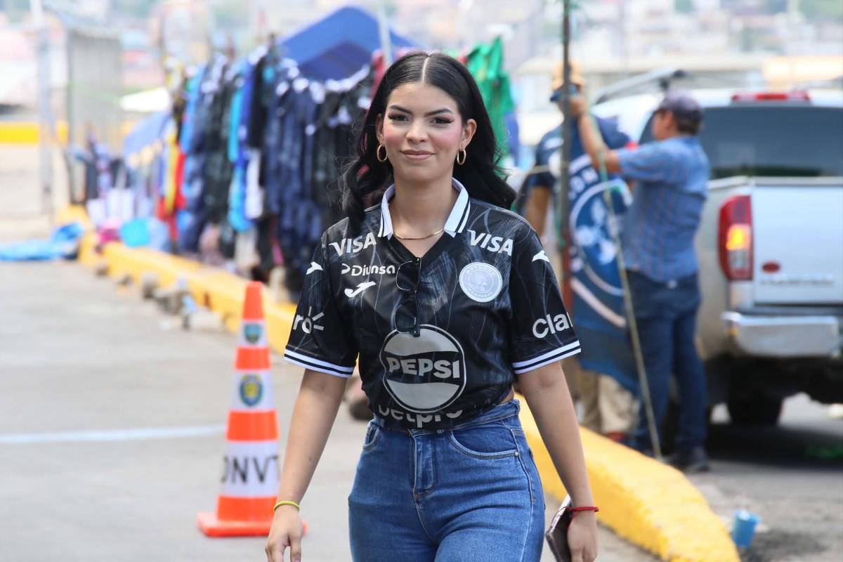 Bella policía sorprende, periodista es captada besándose y las lindas chicas en el Nacional