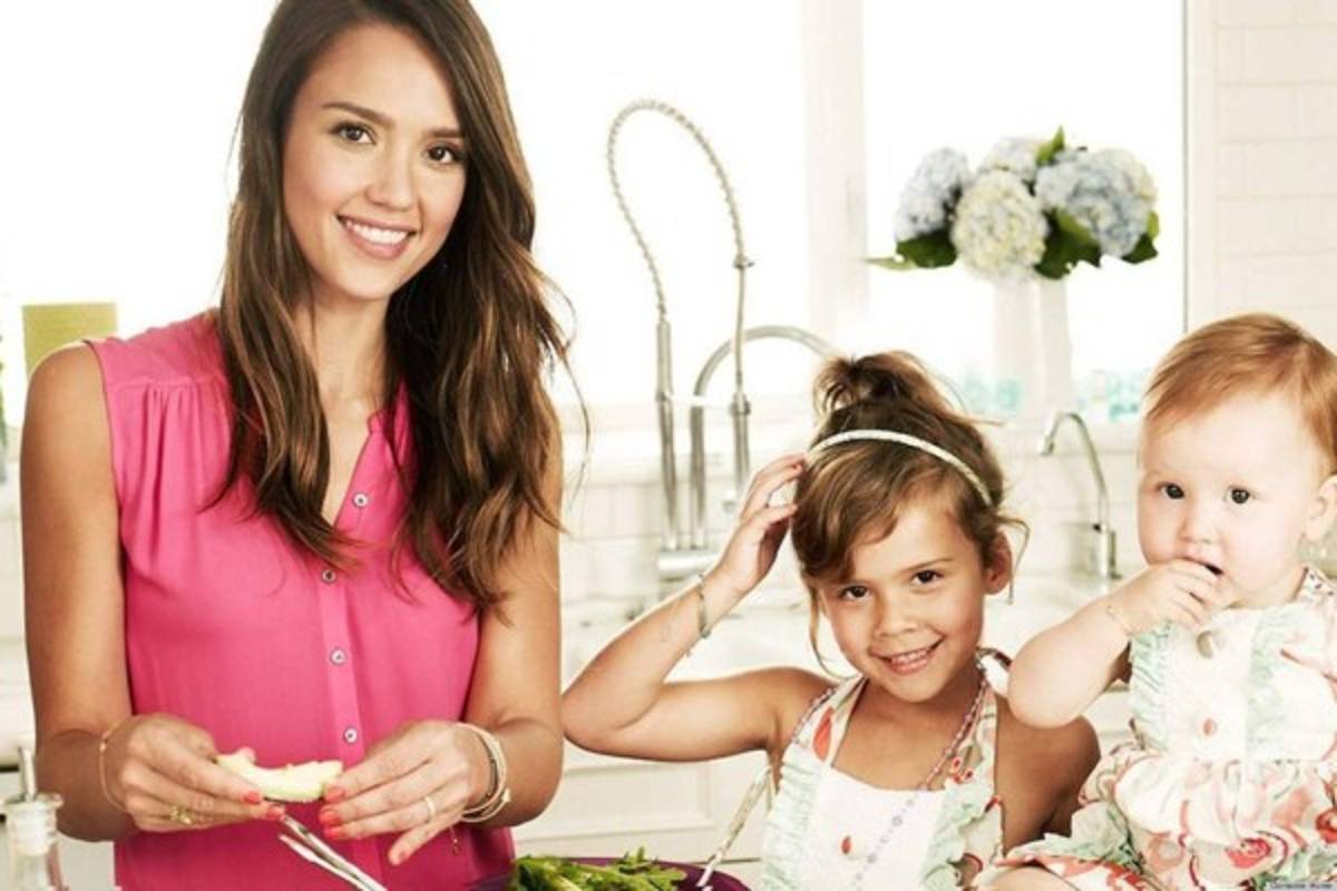 Jessica Alba prefiere ir a fiestas infantiles con sus hijas que asistir al cine.