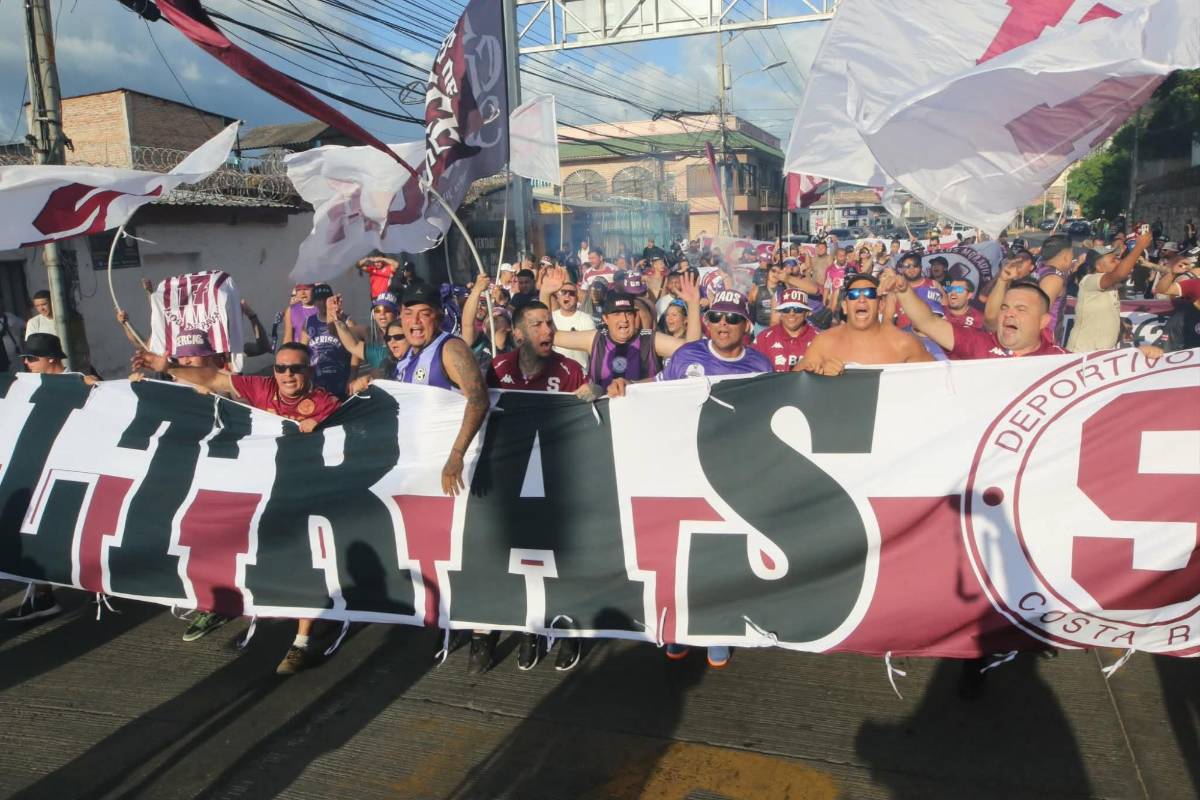 Aficionados del Saprissa sorprenden en su llegada para partido ante Olimpia