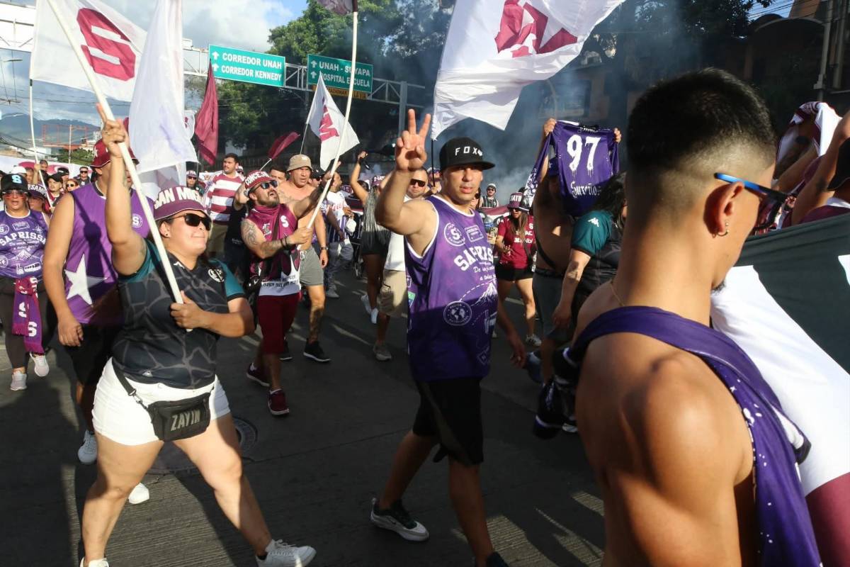 Aficionados del Saprissa sorprenden en su llegada para partido ante Olimpia