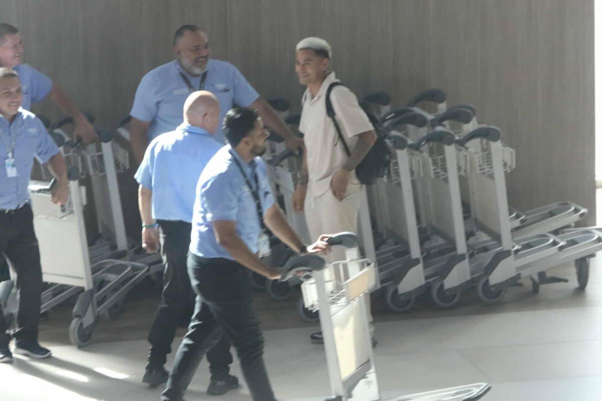 Quioto recibe propuesta y linda chica cautivó en llegada de legionarios a Honduras