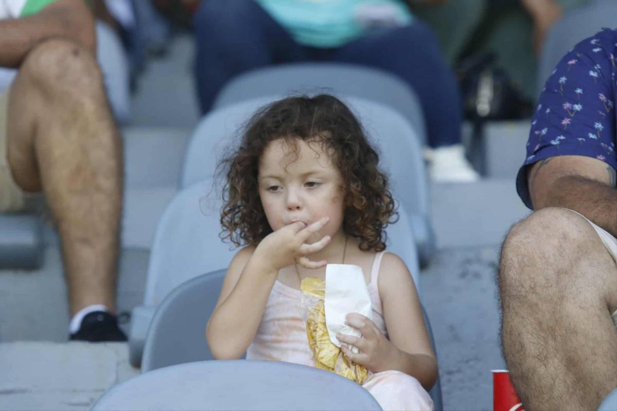 Pomponera de los tiktokers sorprende: El ambiente previo al partido entre Platense y CD Choloma