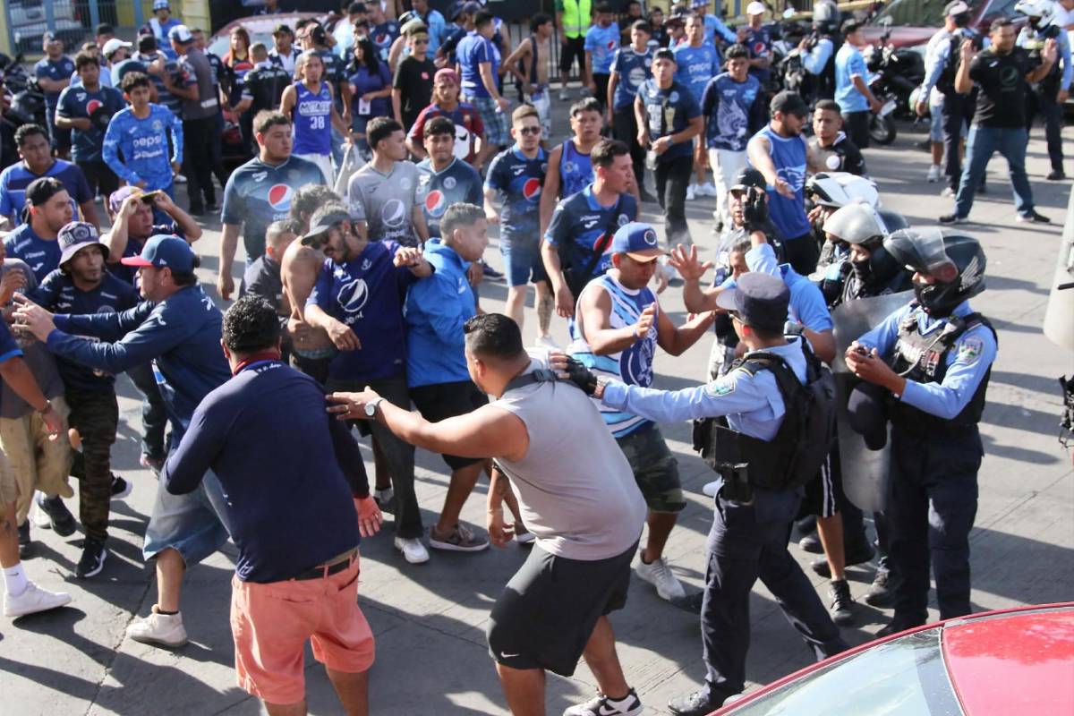 Oficial: Cantidad de casquillos de bala, heridos y daños tras pelea de barras de Olimpia y Motagua