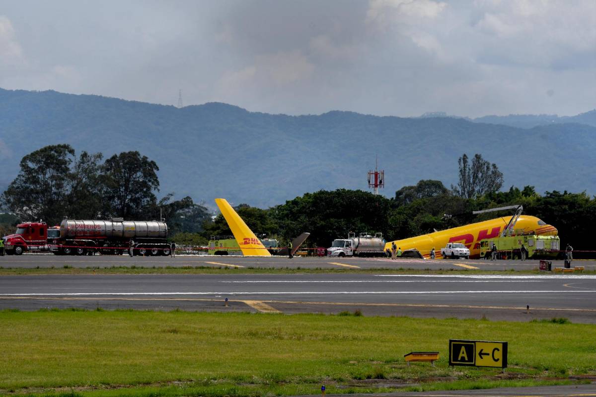 VIDEO: Avión de carga se parte en dos en aeropuerto de Costa Rica sin causar víctimas