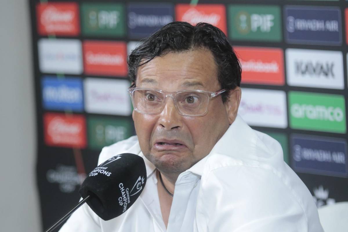 Exdirectivo de Real España fue a encarar a Jeaustin Campos en pleno partido ante LAFC