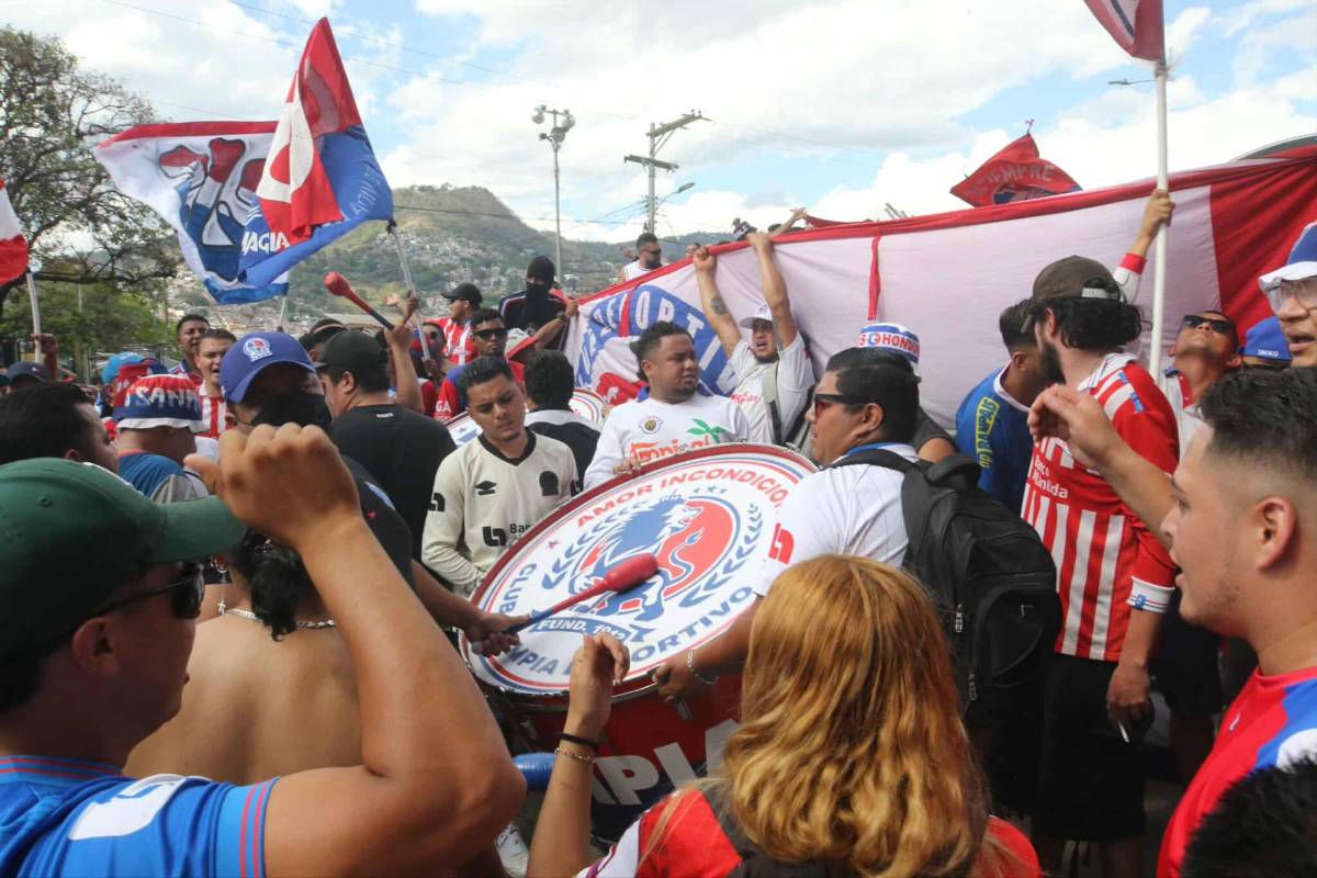 Carnaval de la barra del Olimpia, bellas chicas y el fenomenal ambiente previo al clásico hondureño