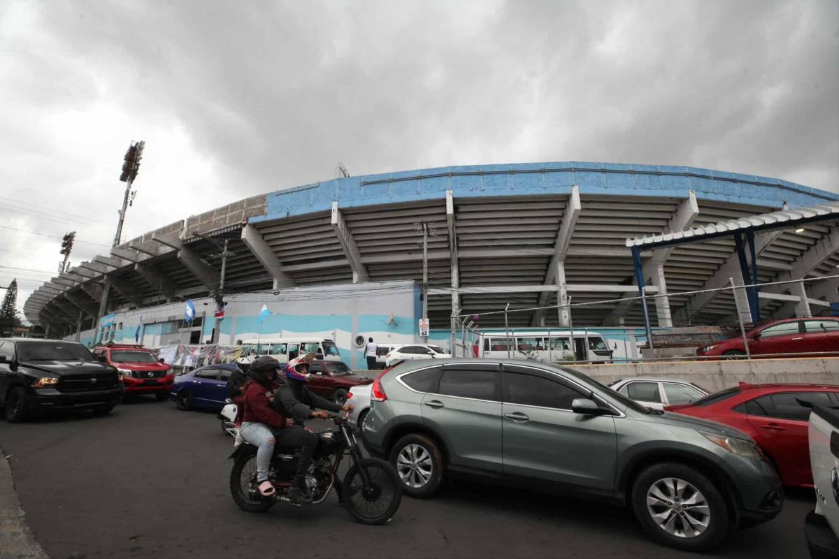 Periodista sorprende y beso a la copa: Ambiente previo al partido entre Honduras y Nicaragua