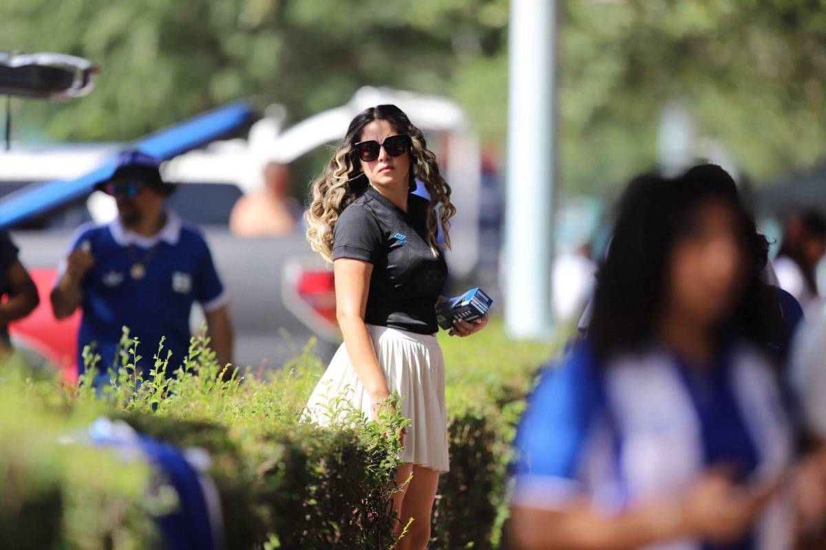 ¿Quién es la chica de lentes? Afición de Houston cree en Honduras para juego ante El Salvador ¿Quién es la chica de lentes? Afición de Houston cree en Honduras para juego ante El Salvador