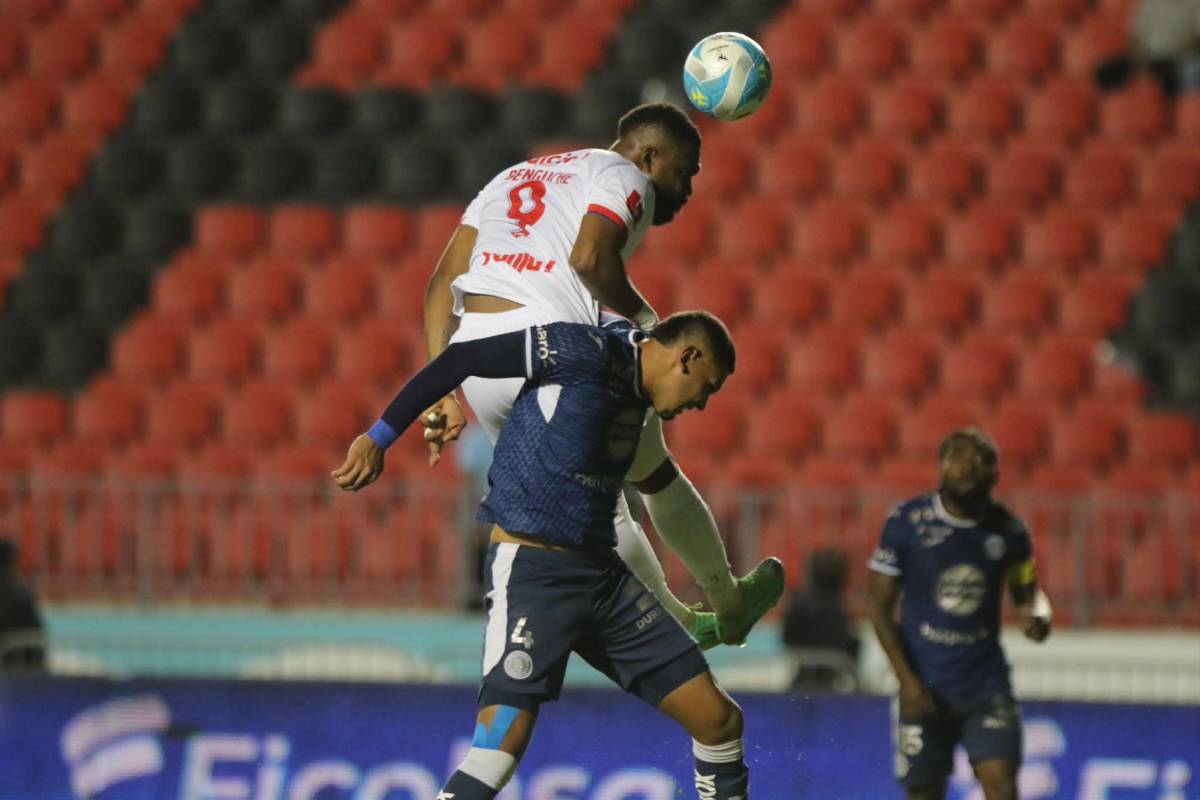 Menjívar enciende a la Revo, polémica bronca del Olimpia con el árbitro y De Olivera salvó a Motagua